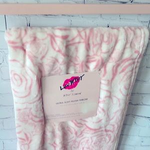 🆕💋BETSEY JOHNSON💋 Ultra Soft Plush Throw